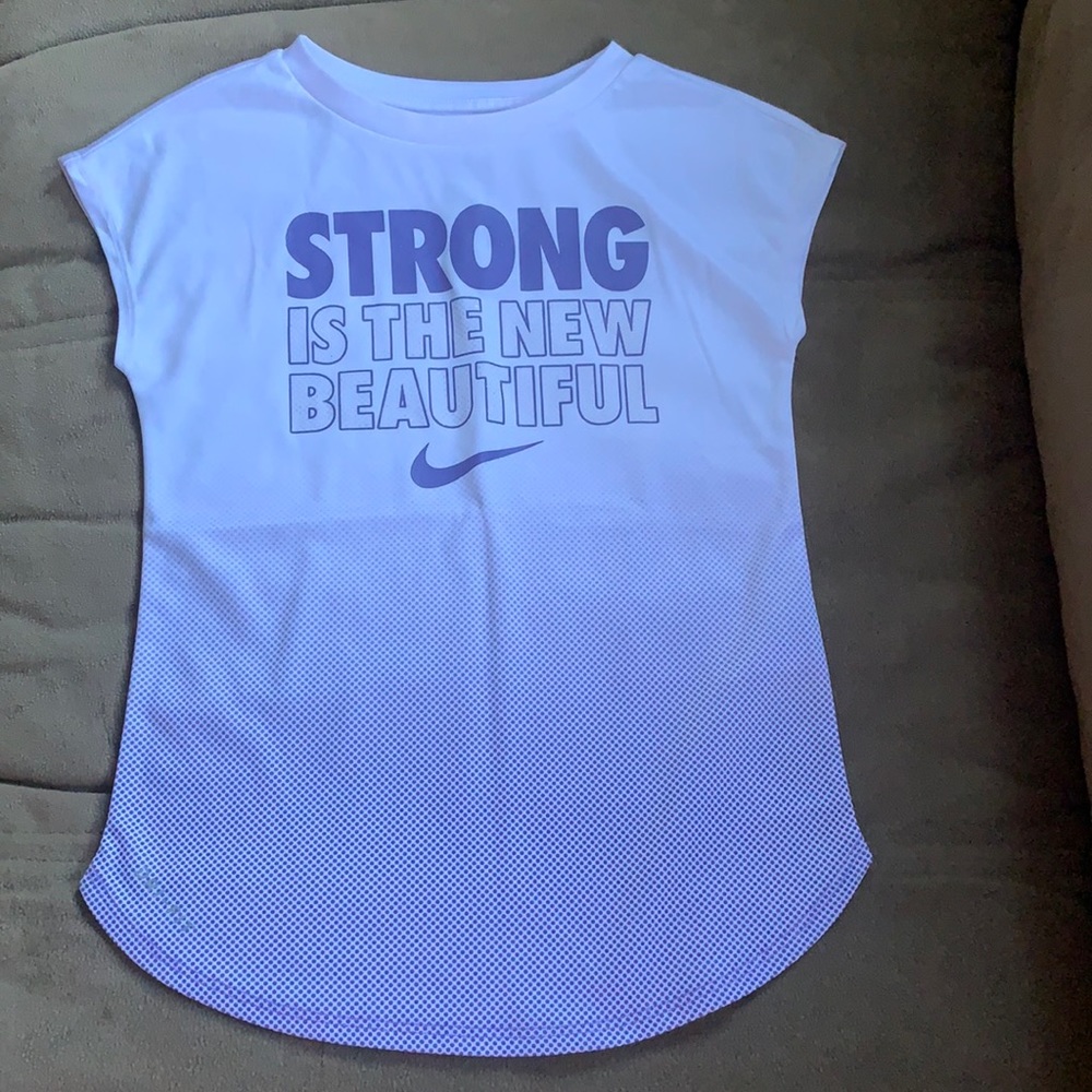 NIKE crop sleeve tee. DRI-FIT. Sz 6 (Medium).